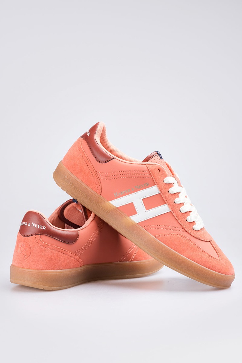   Zapatillas Harper and Neyer Hamptons : combinan un diseño sofisticado con materiales de alta calidad y una suela antideslizante, perfectas para cualquier ocasión. 