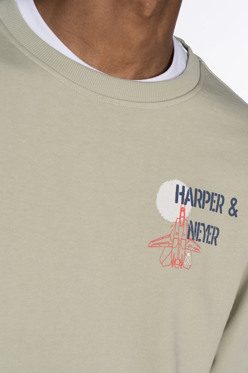 SUDADERA HARPER M24   Sudadera Harper and Neyer Tomcat 1 : de corte regular fit con cuello redondo y estampado gráfico en la espalda, perfecta para un estilo desenfadado y atrevido.