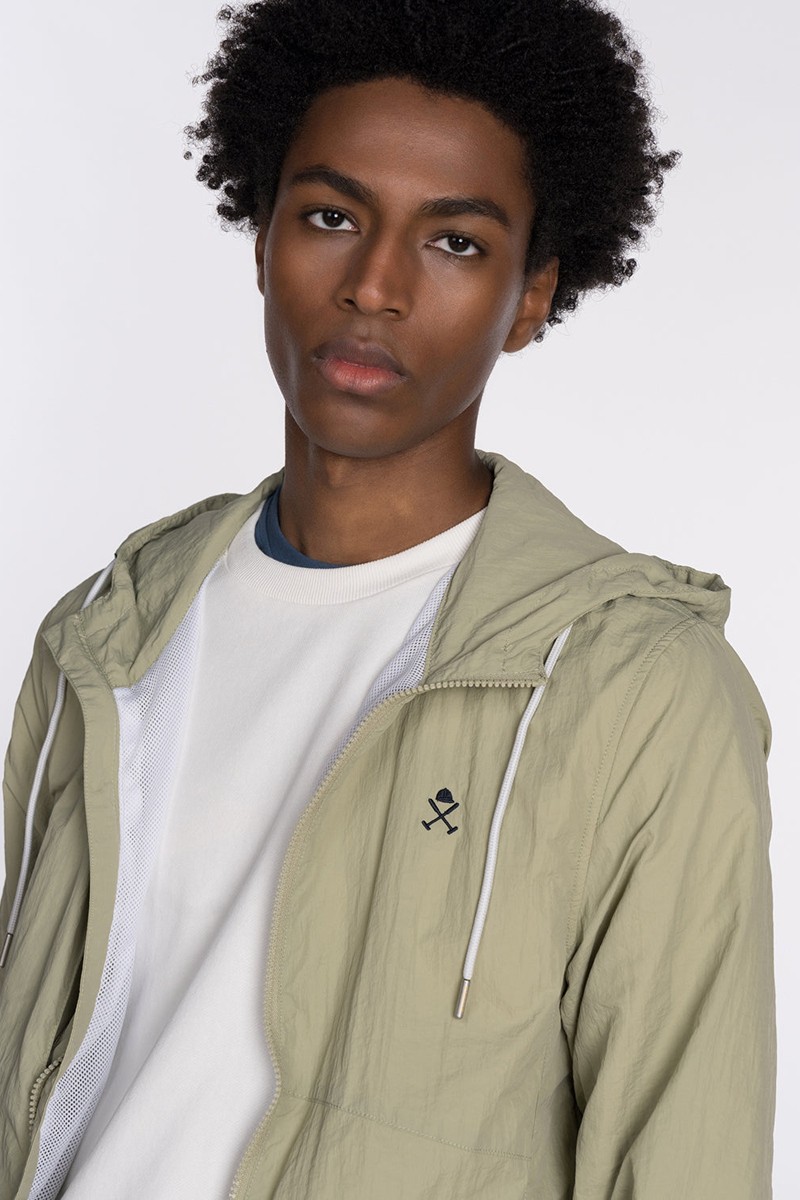   Chubasquero Harper and Neyer Military : prenda técnica y versátil con capucha ajustable, puños elásticos y bolsa de transporte, perfecta para enfrentar la lluvia con estilo. 