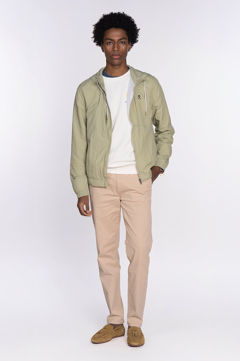   Chubasquero Harper and Neyer Military : prenda técnica y versátil con capucha ajustable, puños elásticos y bolsa de transporte, perfecta para enfrentar la lluvia con estilo. 