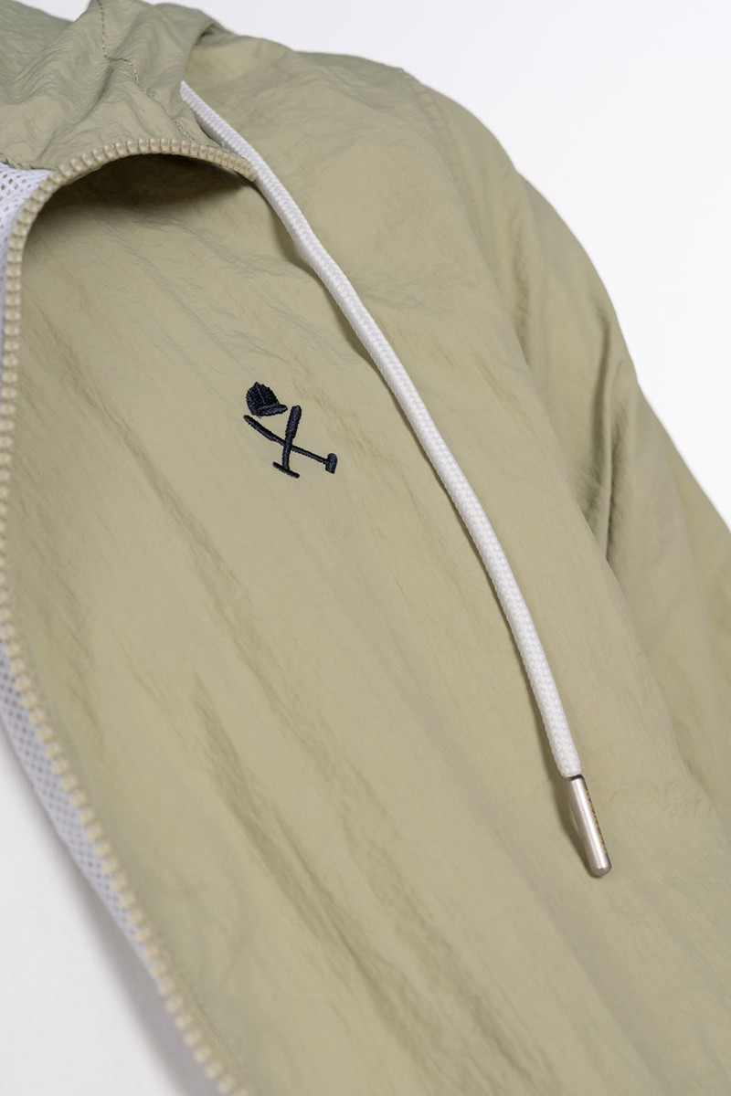   Chubasquero Harper and Neyer Military : prenda técnica y versátil con capucha ajustable, puños elásticos y bolsa de transporte, perfecta para enfrentar la lluvia con estilo. 