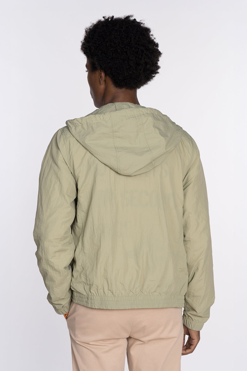   Chubasquero Harper and Neyer Military : prenda técnica y versátil con capucha ajustable, puños elásticos y bolsa de transporte, perfecta para enfrentar la lluvia con estilo. 