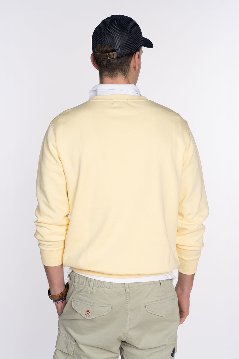   Sudadera Harper and Neyer Brooklyn Vainilla Yellow : con corte regular fit, cuello redondo y bordado tonal, ideal para un look casual y sofisticado. 