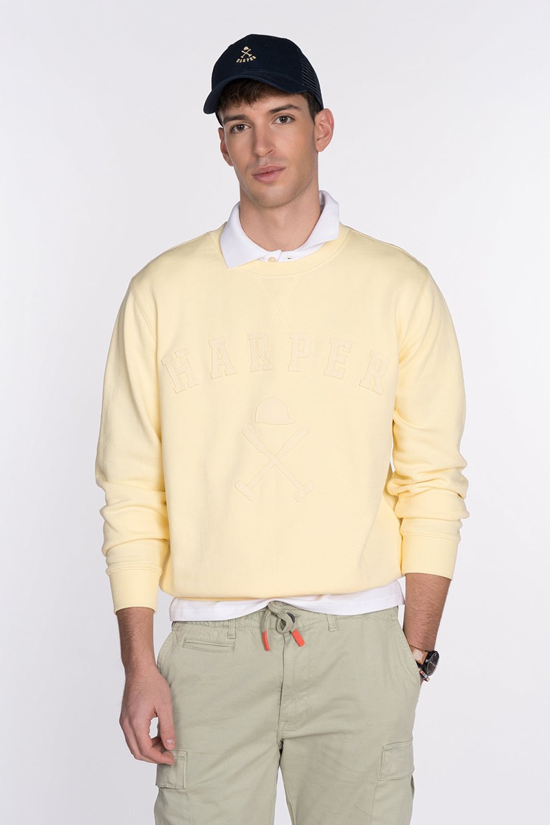   Sudadera Harper and Neyer Brooklyn Vainilla Yellow : con corte regular fit, cuello redondo y bordado tonal, ideal para un look casual y sofisticado. 