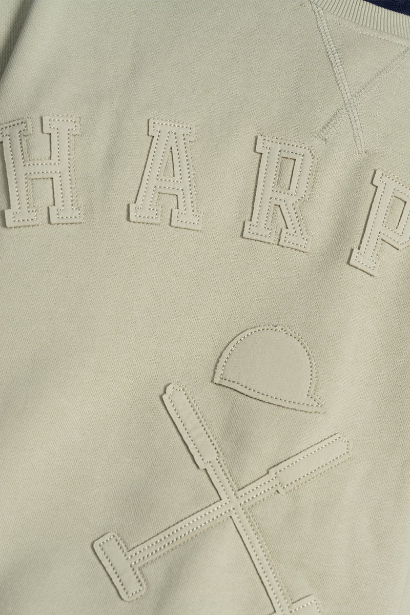   Sudadera Harper and Neyer Brooklyn Military Light : estilo limpio y elegante con bordado tonal, corte regular fit y un color neutro muy combinable. 