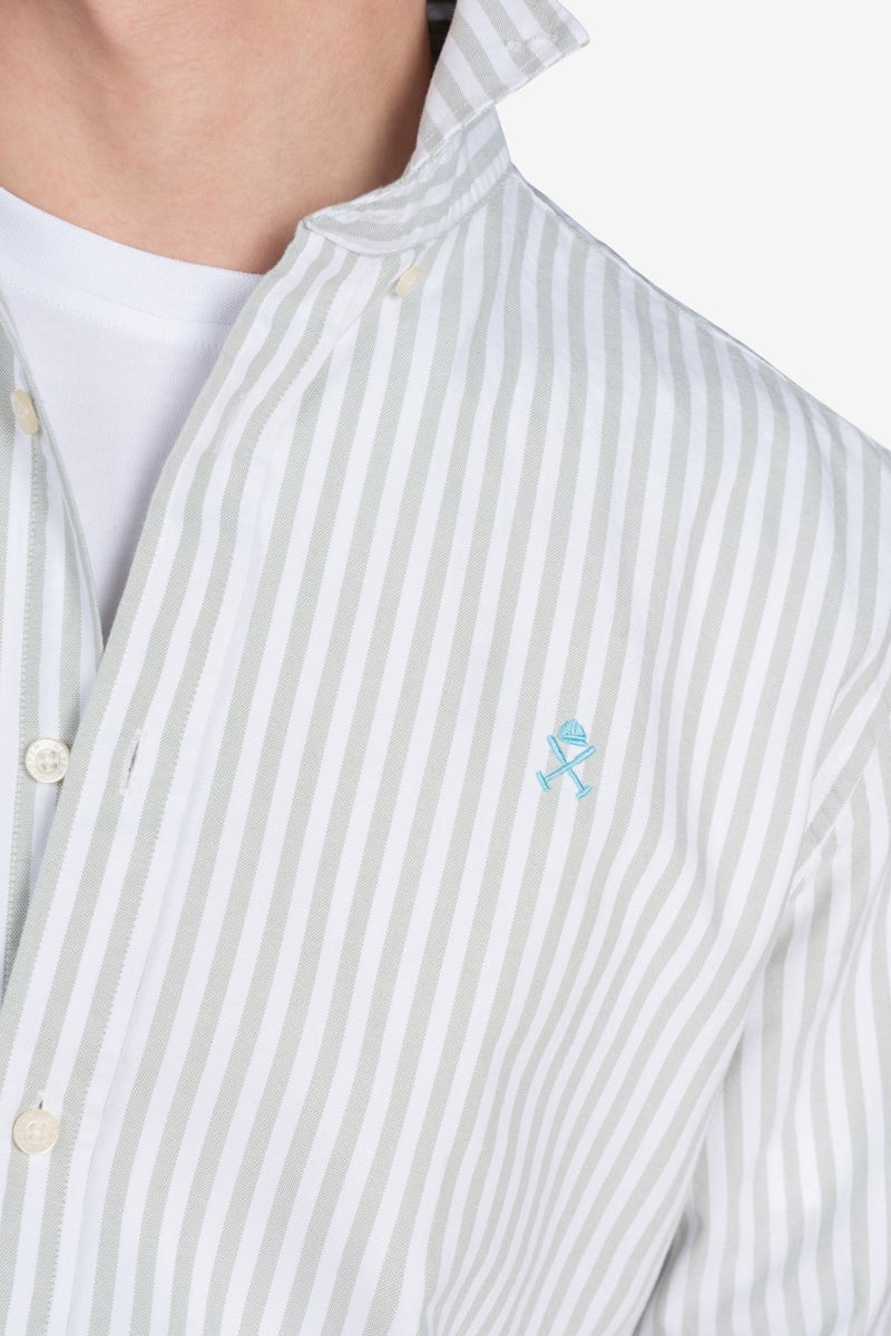   Camisa Harper and Neyer Seul Military Light : diseño regular fit en algodón 100%, con rayas verticales y un color neutro perfecto para looks relajados y elegantes. 