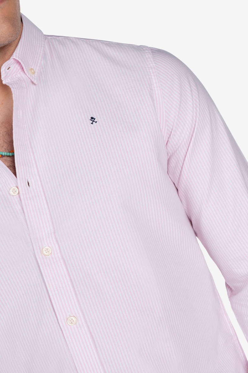   Camisa Harper and Neyer Mediterráneo Pink : confeccionada en algodón 100%, con rayas finas y un tono suave que aporta frescura y elegancia al instante. 