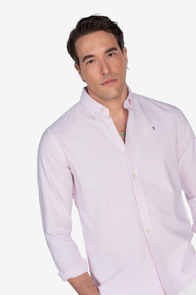   Camisa Harper and Neyer Mediterráneo Pink : confeccionada en algodón 100%, con rayas finas y un tono suave que aporta frescura y elegancia al instante. 