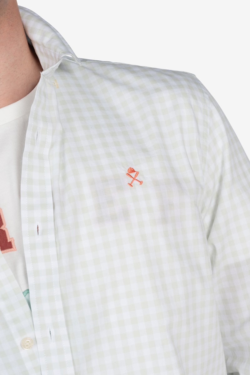   Camisa Harper and Neyer Vichy Dusty Green : estampado clásico, tejido ligero y corte regular fit para un estilo fresco y elegante en cualquier ocasión. 