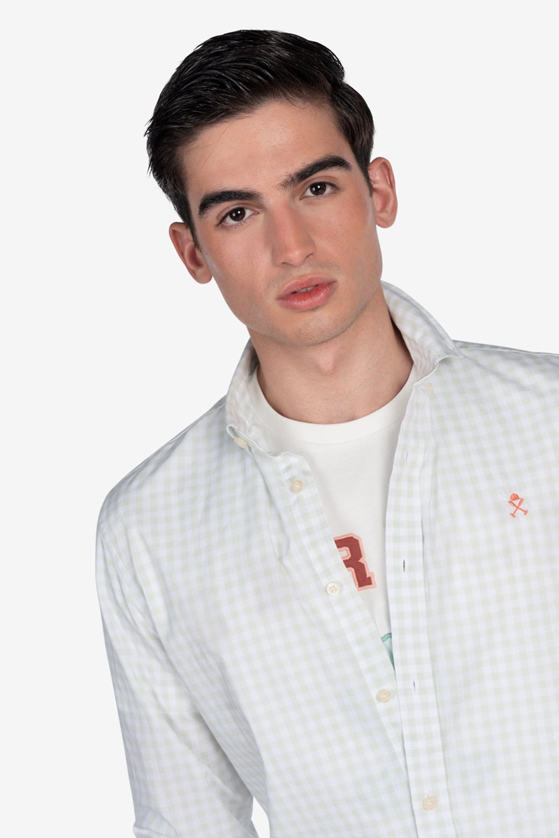   Camisa Harper and Neyer Vichy Dusty Green : estampado clásico, tejido ligero y corte regular fit para un estilo fresco y elegante en cualquier ocasión. 