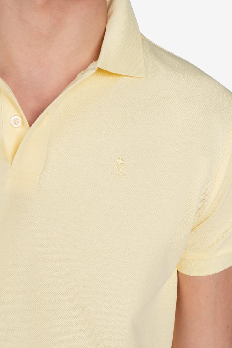   Polo Harper and Neyer Ayram Vainilla Yellow : diseño atemporal, cómodo y versátil. Perfecto para looks informales o con un punto más elegante. 