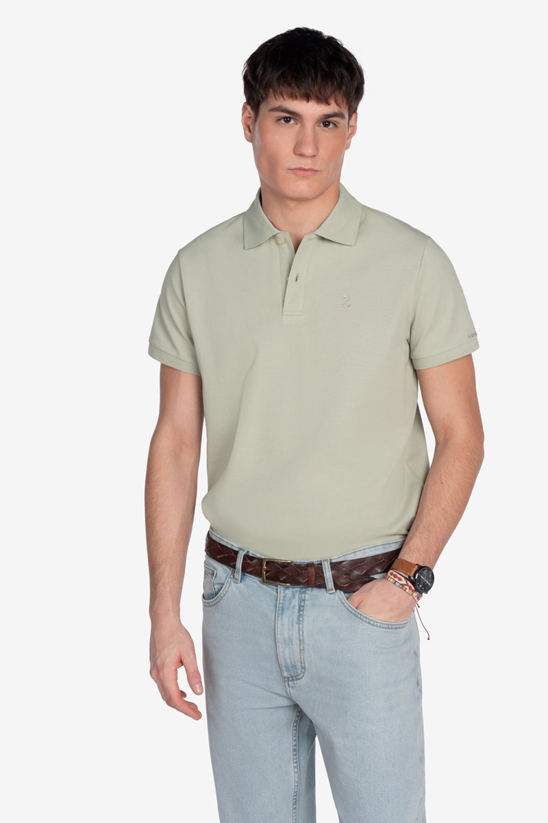   Polo Harper and Neyer Ayram Military Light : diseño clásico y tejido ligero en un color natural y fácil de combinar. Perfecto para cualquier ocasión. 