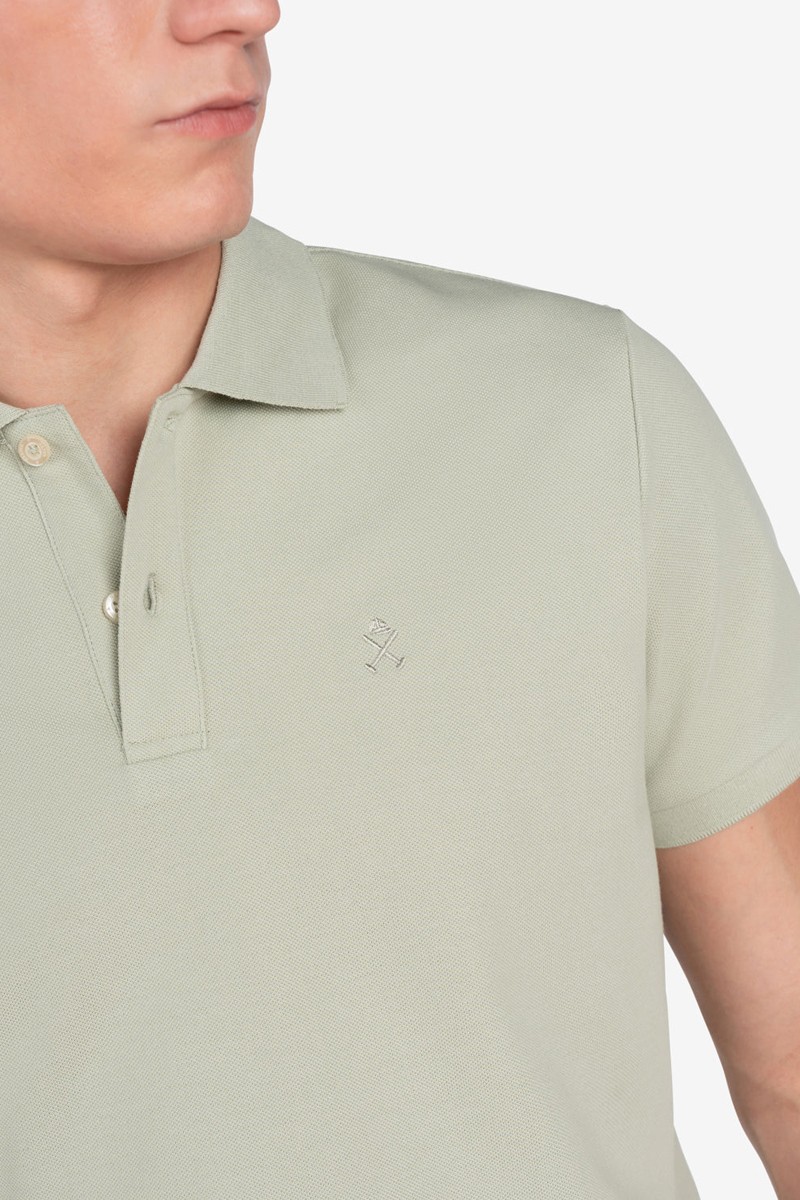 POLO HARPER M37   Polo Harper and Neyer Ayram Military Light : diseño clásico y tejido ligero en un color natural y fácil de combinar. Perfecto para cualquier ocasión.