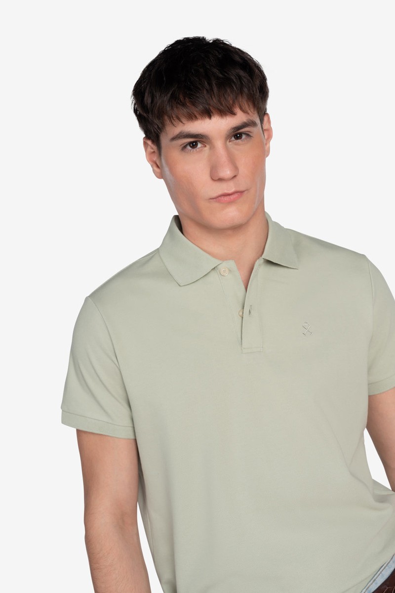 POLO HARPER M37   Polo Harper and Neyer Ayram Military Light : diseño clásico y tejido ligero en un color natural y fácil de combinar. Perfecto para cualquier ocasión.