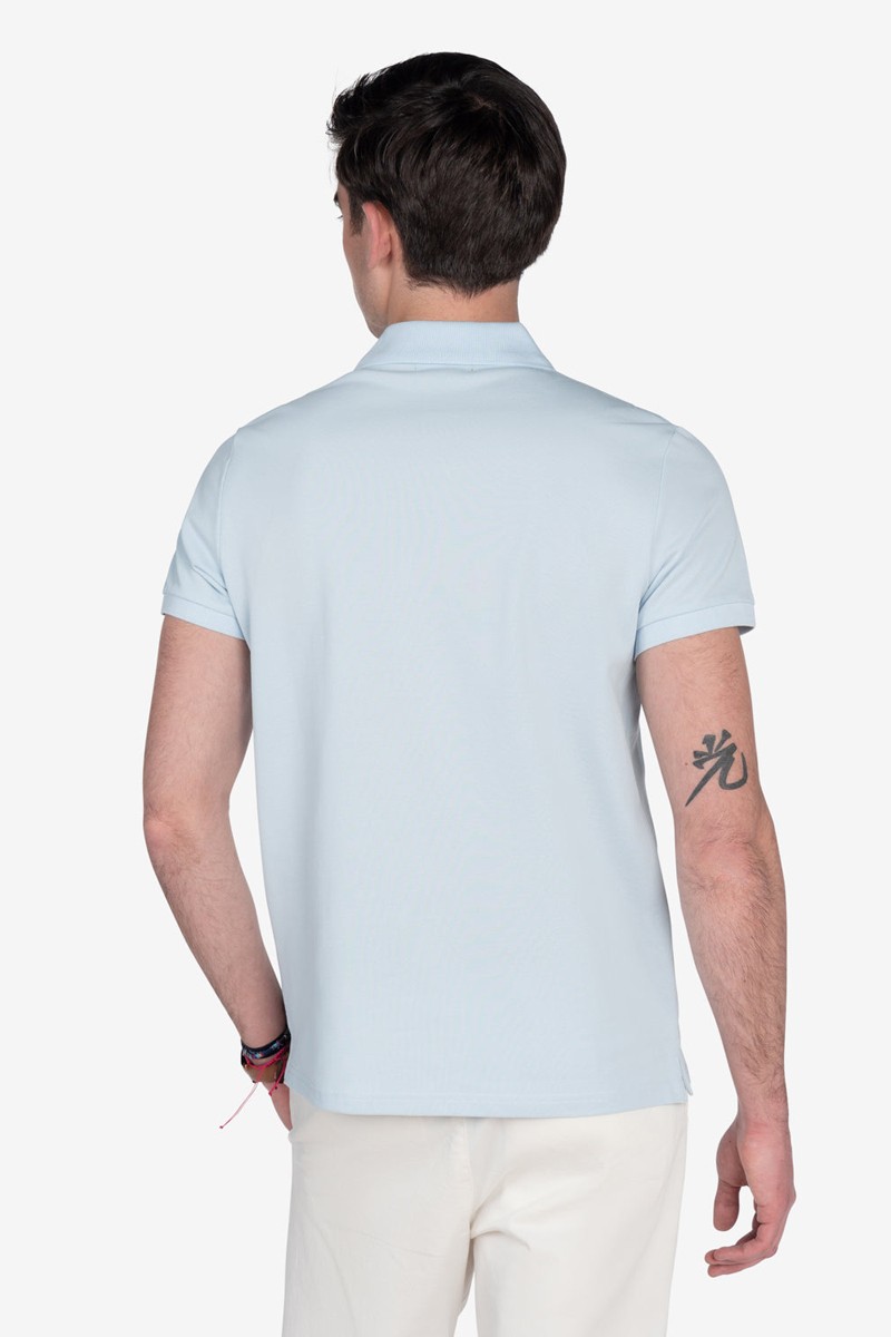   Polo Harper and Neyer Ayram Sky Blue : tono fresco y diseño atemporal para elevar tu estilo diario con un toque de elegancia sutil.  2