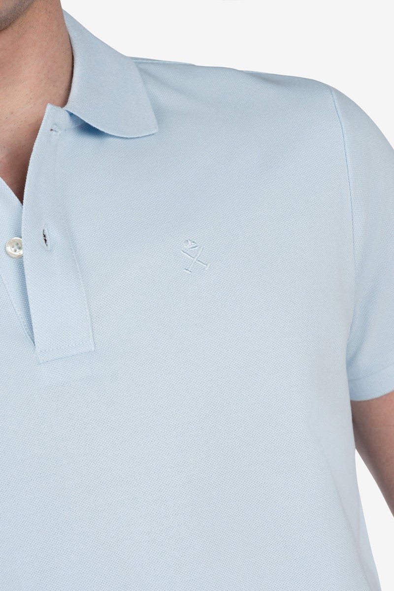   Polo Harper and Neyer Ayram Sky Blue : tono fresco y diseño atemporal para elevar tu estilo diario con un toque de elegancia sutil. 