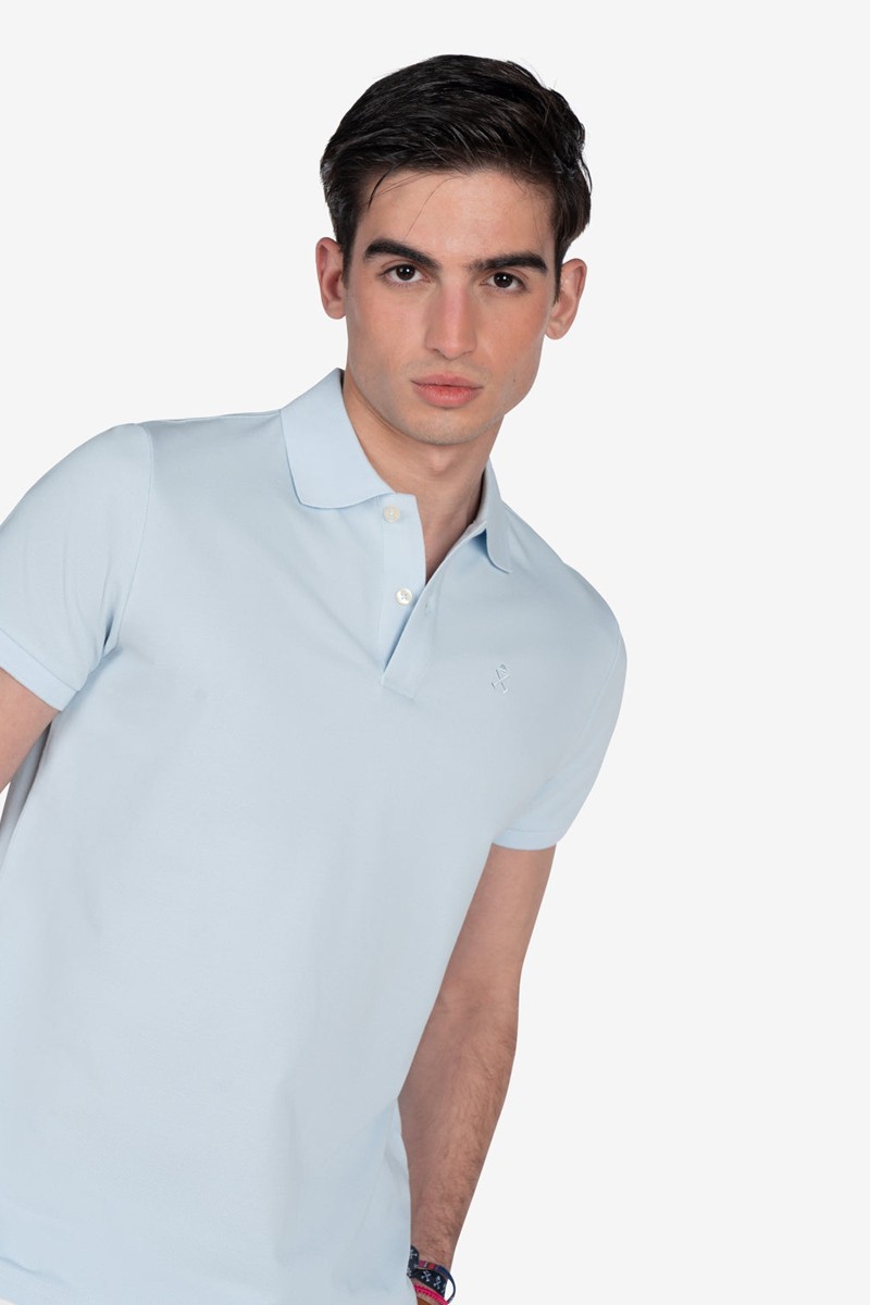   Polo Harper and Neyer Ayram Sky Blue : tono fresco y diseño atemporal para elevar tu estilo diario con un toque de elegancia sutil. 