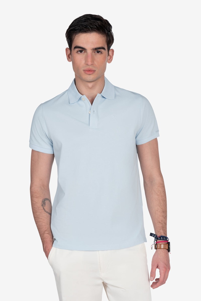   Polo Harper and Neyer Ayram Sky Blue : tono fresco y diseño atemporal para elevar tu estilo diario con un toque de elegancia sutil. 