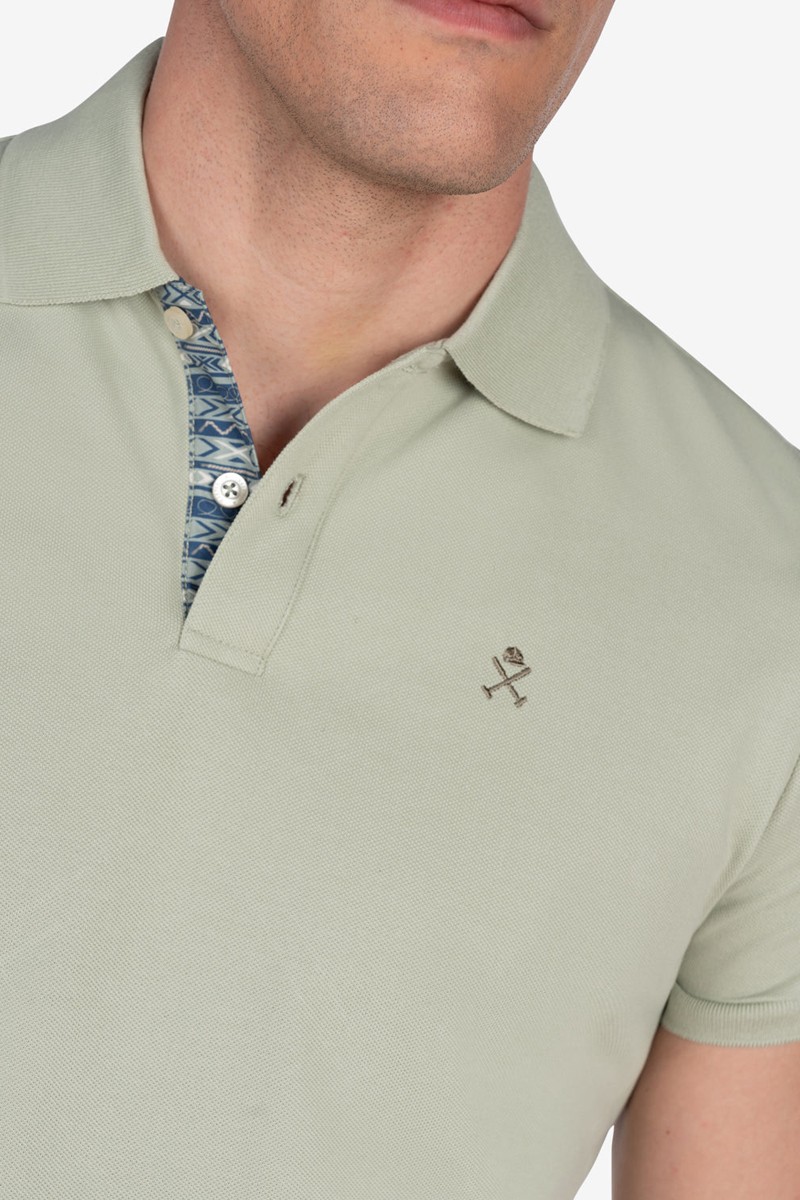   Polo Harper and Neyer Ethnic Military Light  con bordado étnico en la espalda. Una prenda original para elevar tu estilo con personalidad. 