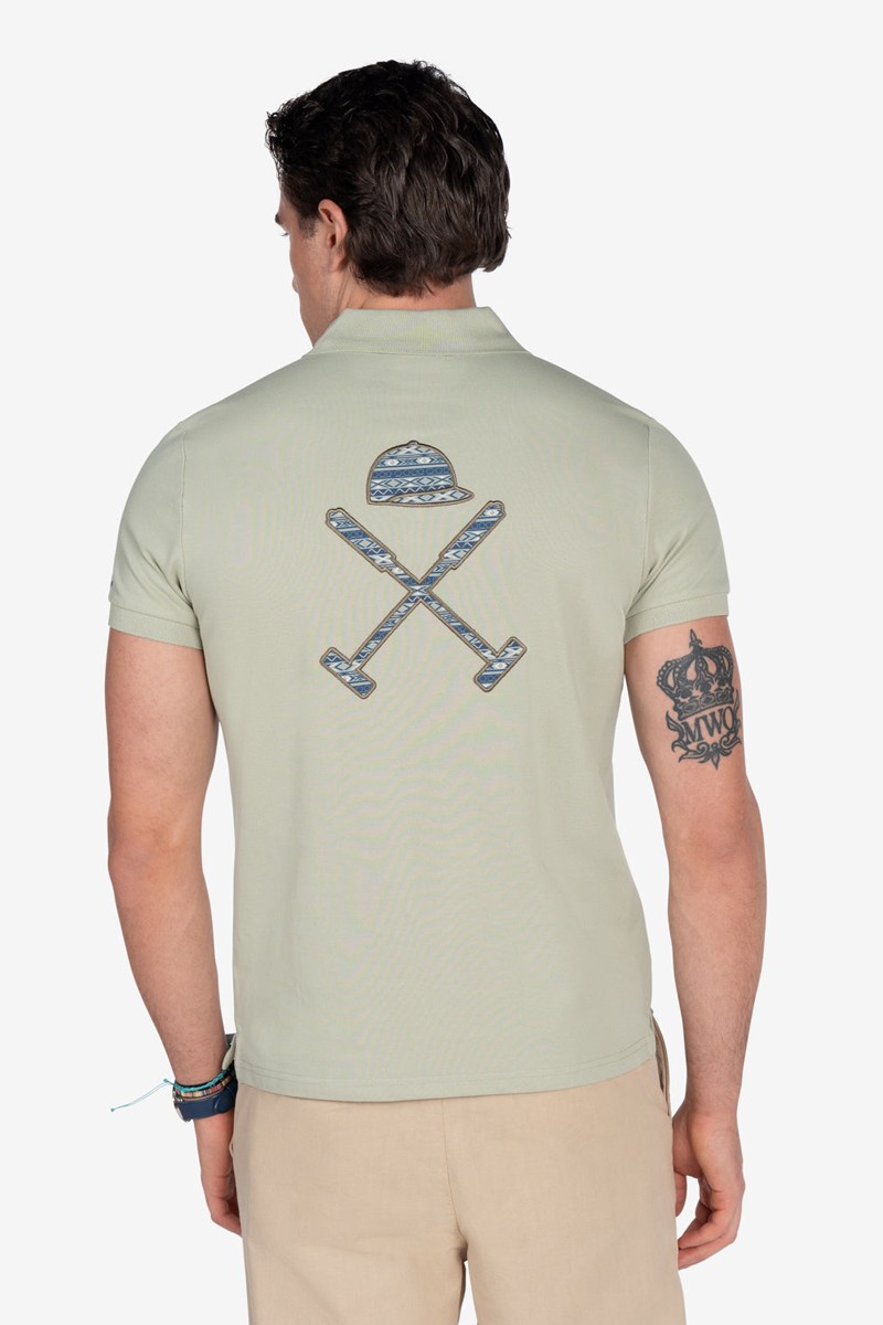   Polo Harper and Neyer Ethnic Military Light  con bordado étnico en la espalda. Una prenda original para elevar tu estilo con personalidad. 
