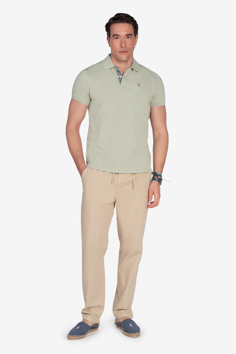   Polo Harper and Neyer Ethnic Military Light  con bordado étnico en la espalda. Una prenda original para elevar tu estilo con personalidad. 