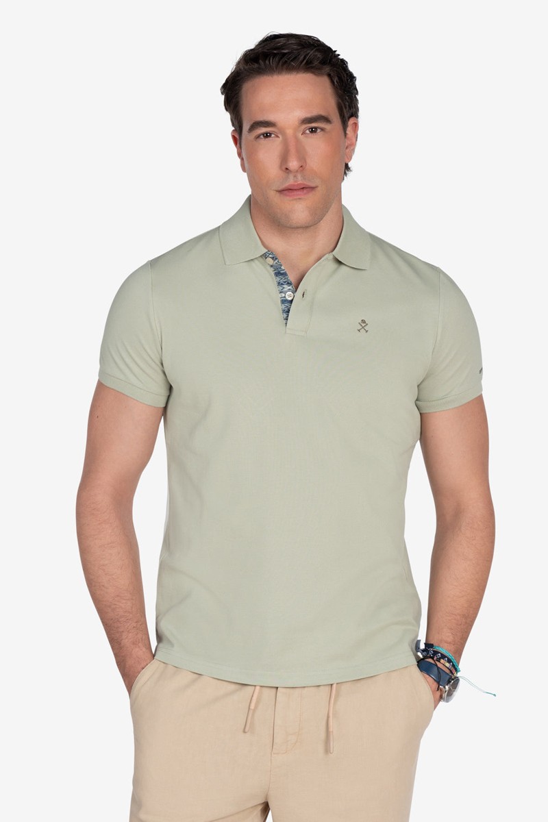   Polo Harper and Neyer Ethnic Military Light  con bordado étnico en la espalda. Una prenda original para elevar tu estilo con personalidad.  2