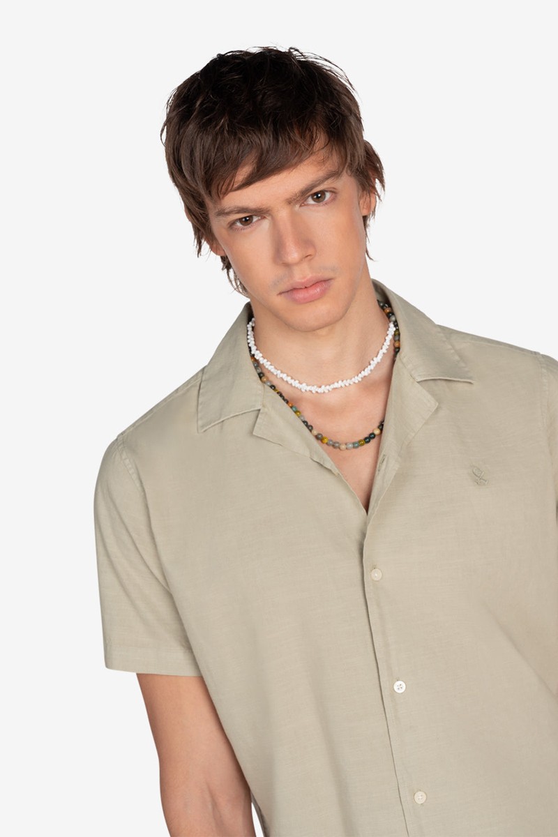   Camisa Harper and Neyer Explorer Military Light : diseño ligero con cuello bowling, ideal para los días cálidos y looks relajados con estilo. 