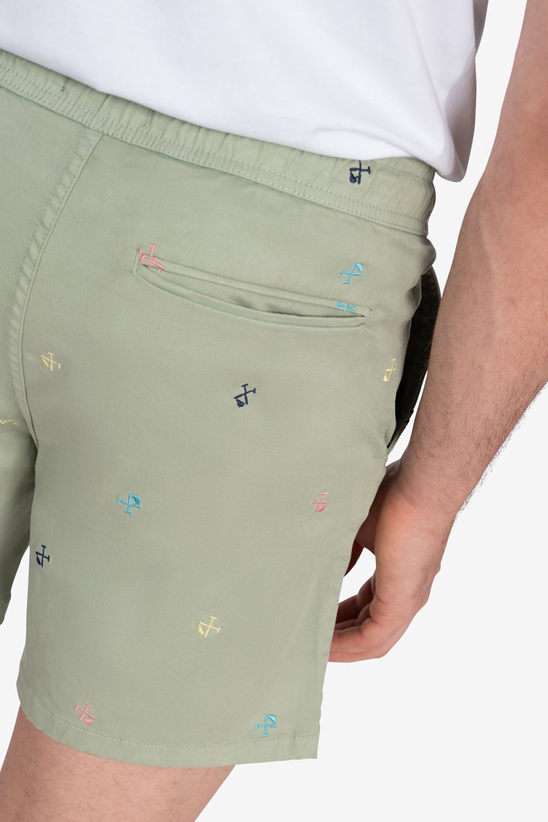   Bermuda Harper and Neyer Sunset Military Light : diseño veraniego con pequeños logos bordados. Comodidad, estilo y frescura para los días cálidos. 