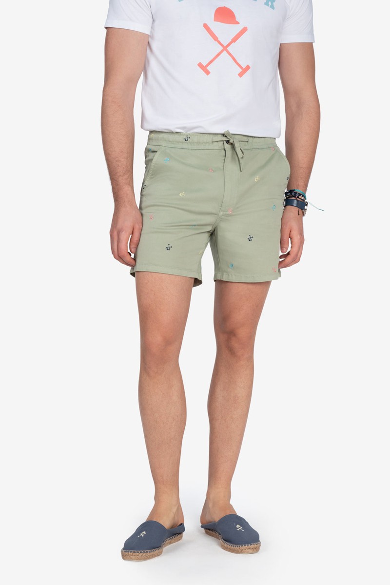   Bermuda Harper and Neyer Sunset Military Light : diseño veraniego con pequeños logos bordados. Comodidad, estilo y frescura para los días cálidos. 