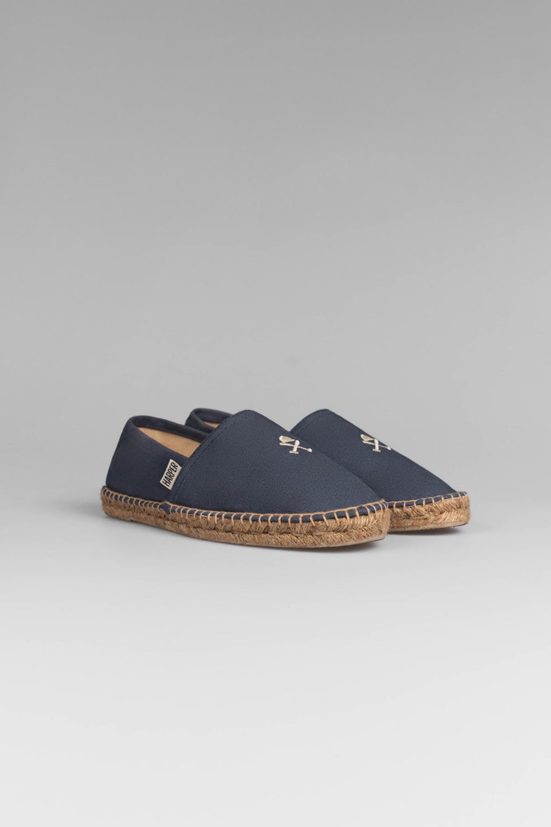   Espadrille Harper and Neyer Icon Wash Blue : lona ligera, suela de yute y comodidad veraniega. Perfecta para un look fresco y mediterráneo. 