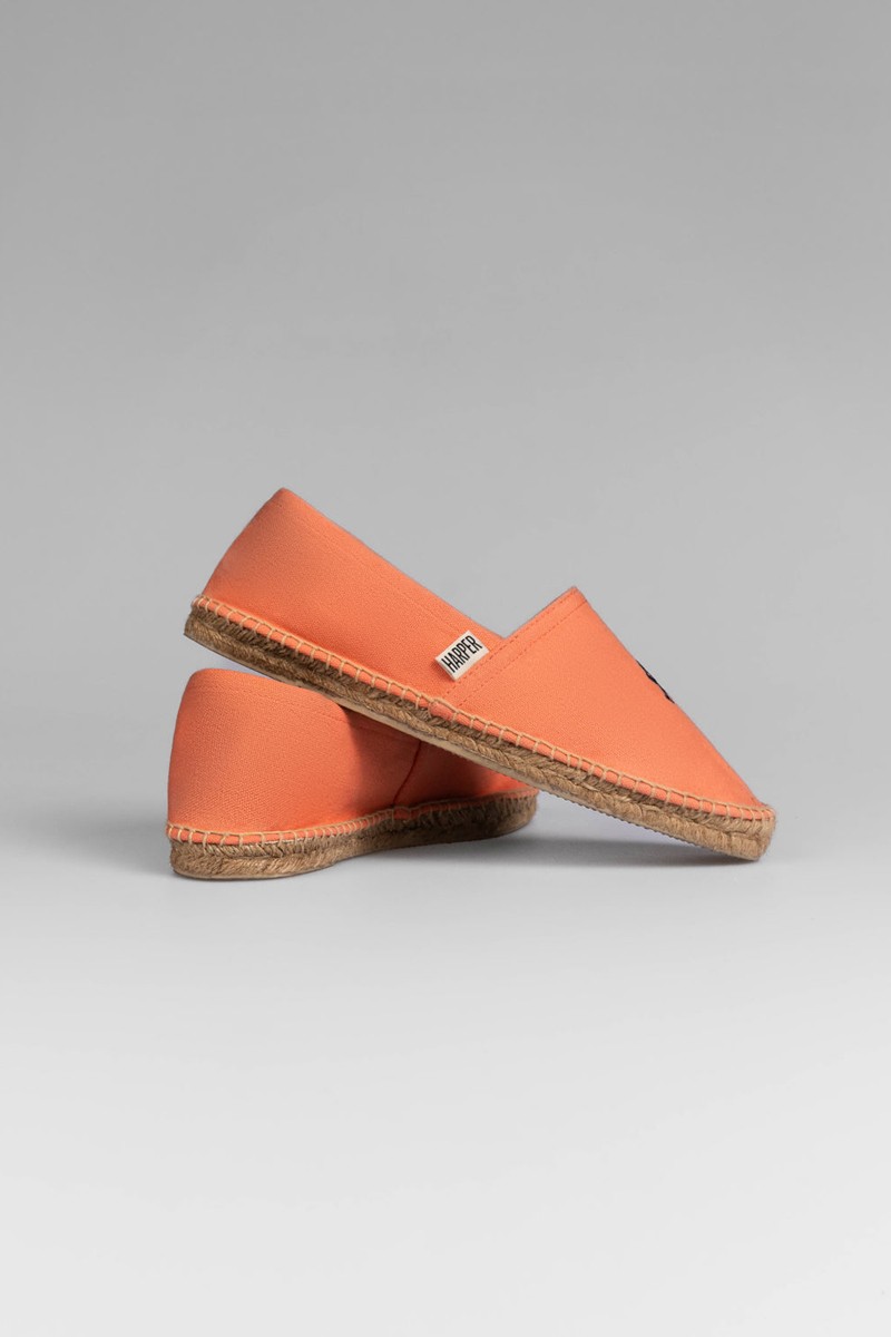   Espadrille Harper and Neyer Icon Coral : estilo mediterráneo en lona ligera con plantilla acolchada y suela de yute. Comodidad con color para el verano. 