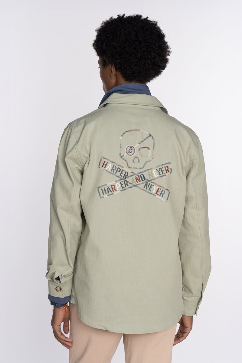   Sobrecamisa Harper and Neyer Skull 2 : confeccionada en algodón suave, presenta un bordado de calavera en la espalda, ideal para un estilo urbano y distintivo. 