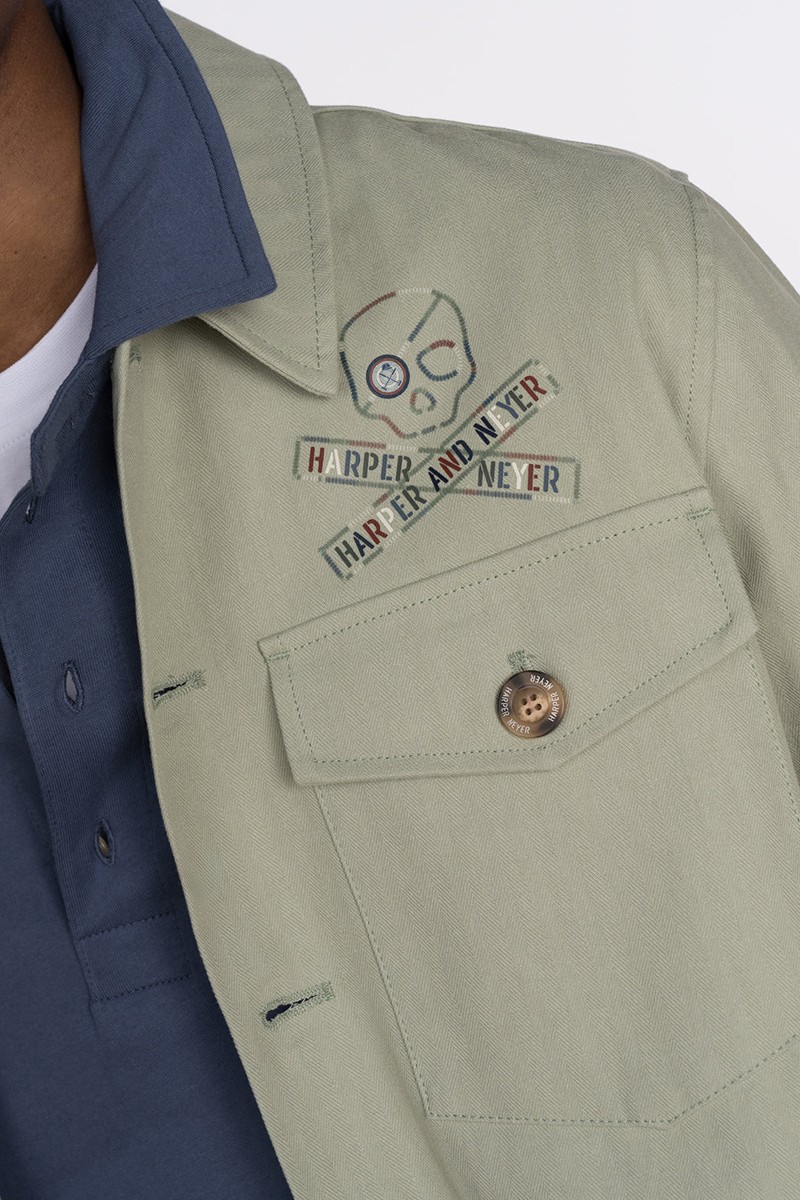   Sobrecamisa Harper and Neyer Skull 2 : confeccionada en algodón suave, presenta un bordado de calavera en la espalda, ideal para un estilo urbano y distintivo. 