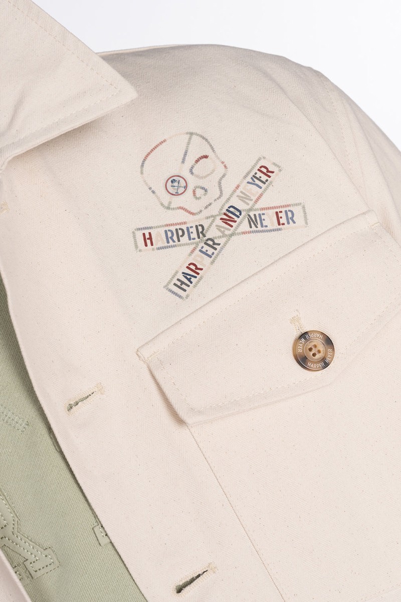   Sobrecamisa Harper and Neyer Skull 2 : confeccionada en algodón suave, presenta un bordado de calavera en la espalda, ideal para un estilo urbano y distintivo. 