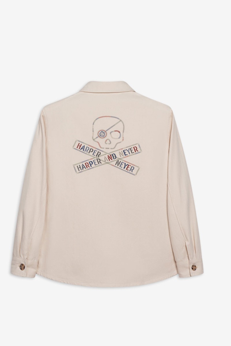  Sobrecamisa Harper and Neyer Skull 2 : confeccionada en algodón suave, presenta un bordado de calavera en la espalda, ideal para un estilo urbano y distintivo. 