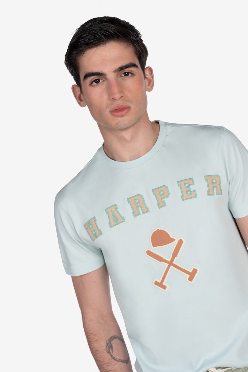   Camiseta Harper and Neyer Retro Light Turquoise : diseño clásico con logo en contraste y color refrescante. Comodidad con esencia retro. 