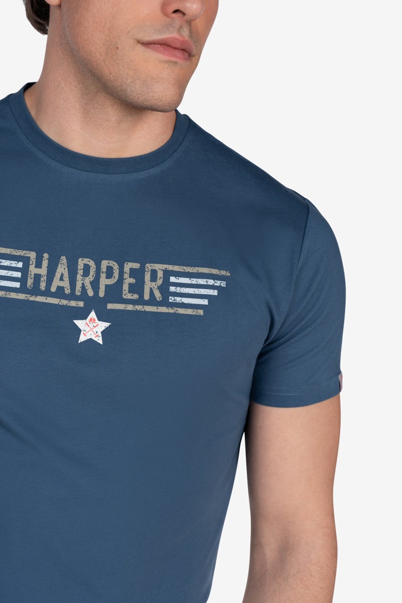   Camiseta Harper and Neyer Wingman Wash Blue : estampado frontal con logo HARPER. Comodidad y estilo deportivo en un básico moderno. 