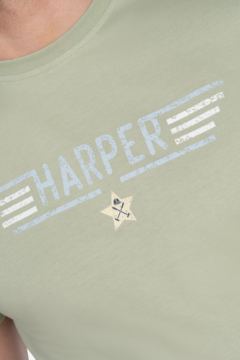   Camiseta Harper and Neyer Wingman Military Light : diseño con logo HARPER, corte cómodo y color neutro. Básico moderno para cualquier ocasión. 