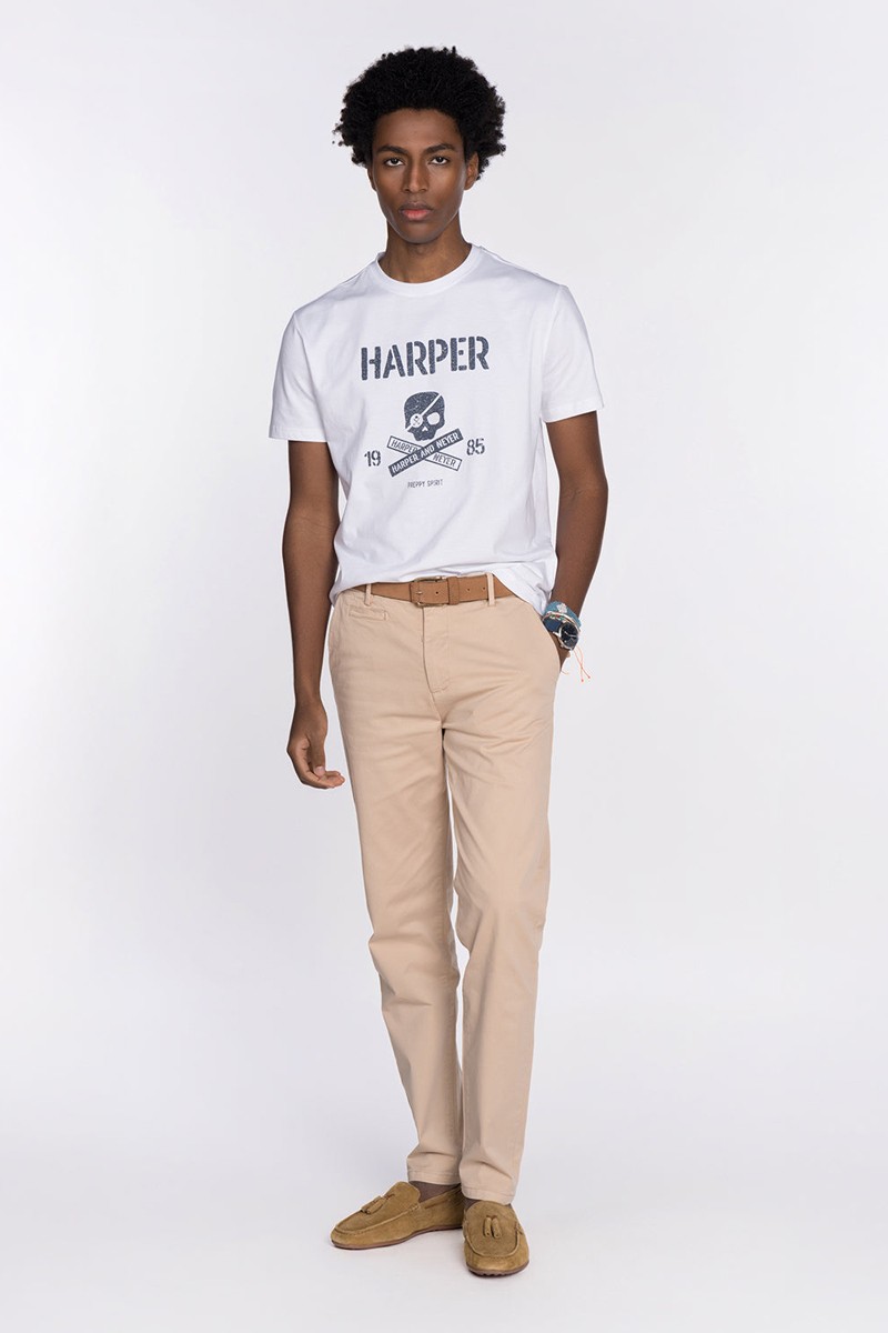   Camiseta Harper and Neyer Skull White : diseño gráfico con letras HARPER, corte cómodo y estilo casual con carácter urbano. 