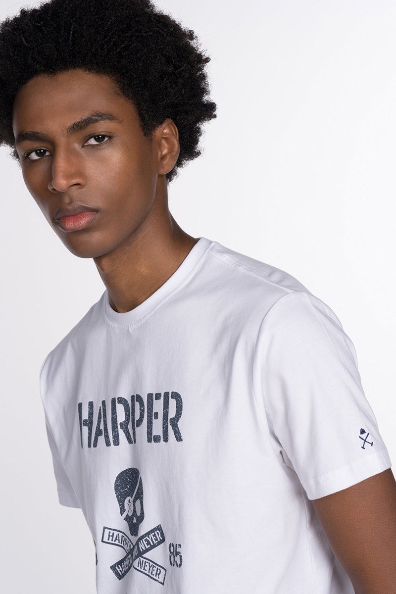   Camiseta Harper and Neyer Skull White : diseño gráfico con letras HARPER, corte cómodo y estilo casual con carácter urbano. 