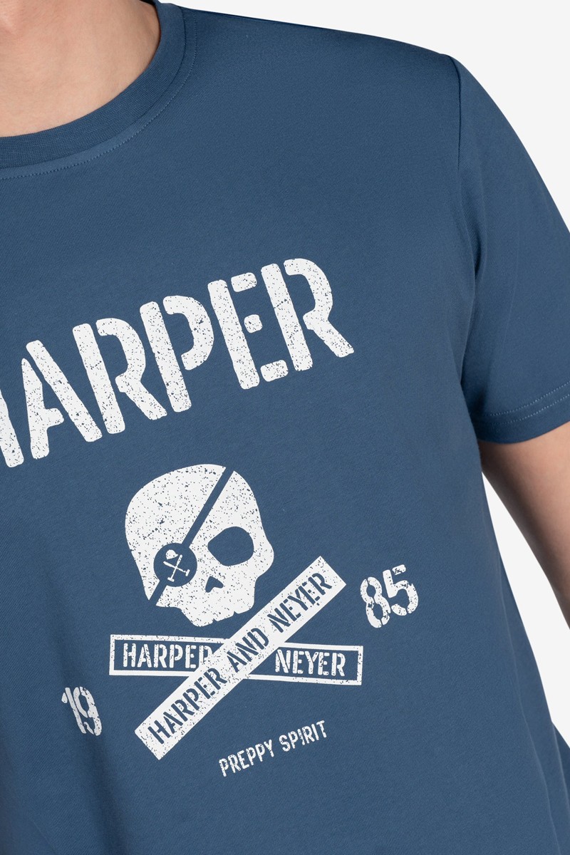 Camiseta Harper and Neyer Skull Wash Blue : diseño gráfico con letras HARPER, corte cómodo y color azul lavado. Estilo casual con fuerza.  2