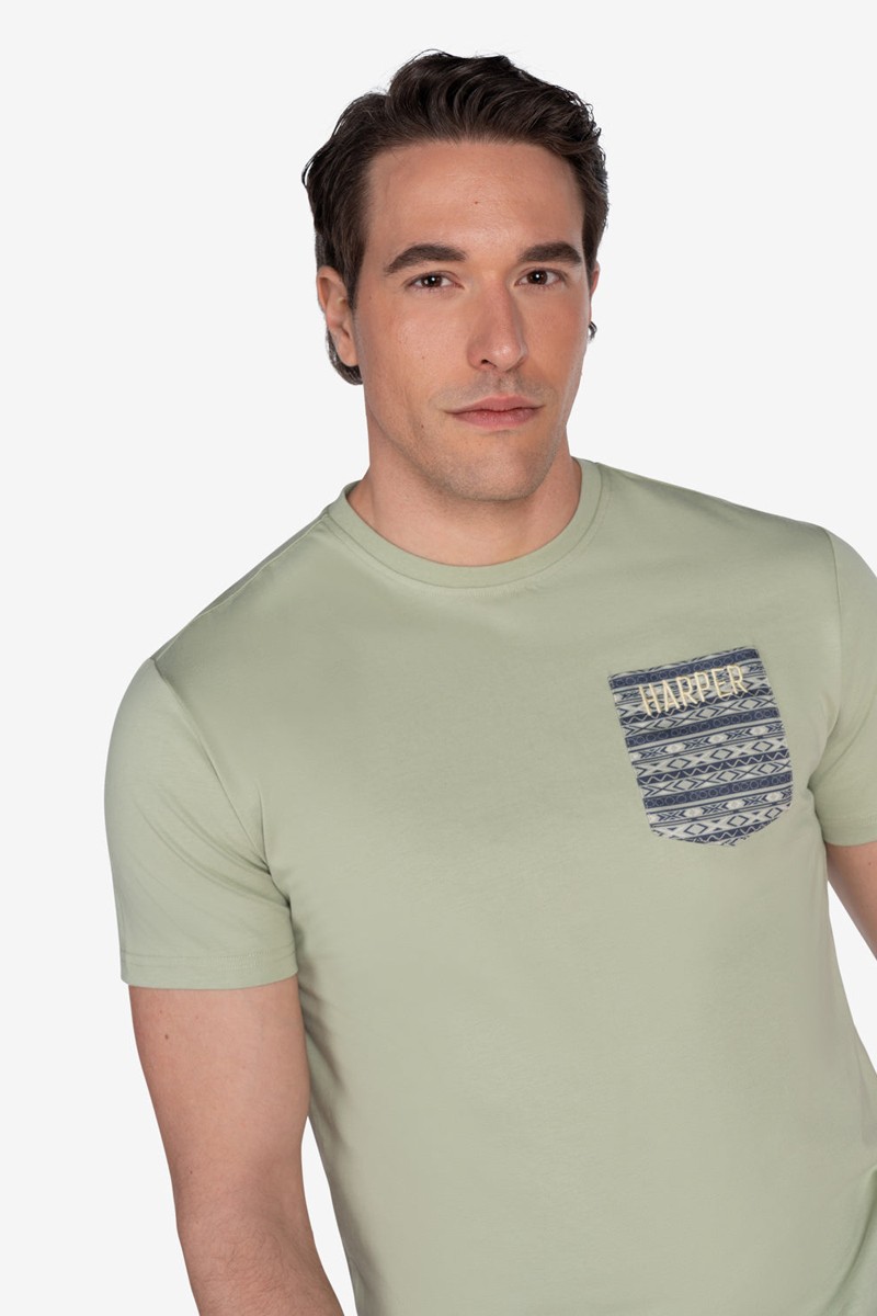  Camiseta Harper and Neyer Pocket Military Light – Bolsillo estampado con toque urbano 
  Camiseta Harper and Neyer Pocket Military Light : bolsillo estampado con logo, corte regular y un tono neutro ideal para tu día a día. 