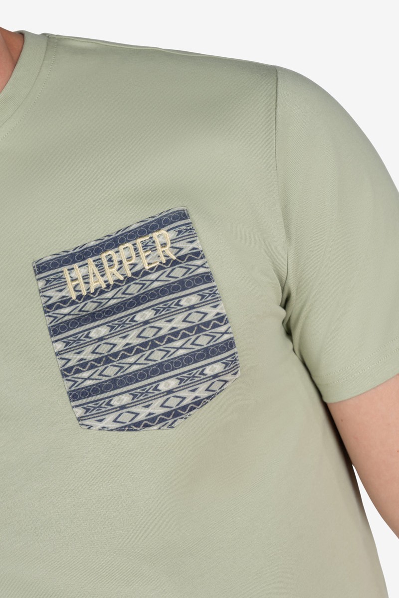Camiseta Harper and Neyer Pocket Military Light – Bolsillo estampado con toque urbano 
  Camiseta Harper and Neyer Pocket Military Light : bolsillo estampado con logo, corte regular y un tono neutro ideal para tu día a día.  2