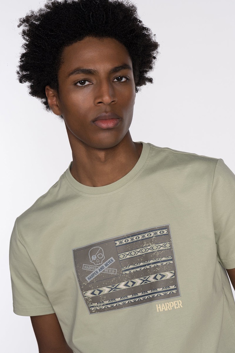   Camiseta Harper and Neyer USA Military Light : diseño gráfico en el pecho, estilo urbano y corte cómodo. Un básico con personalidad. 