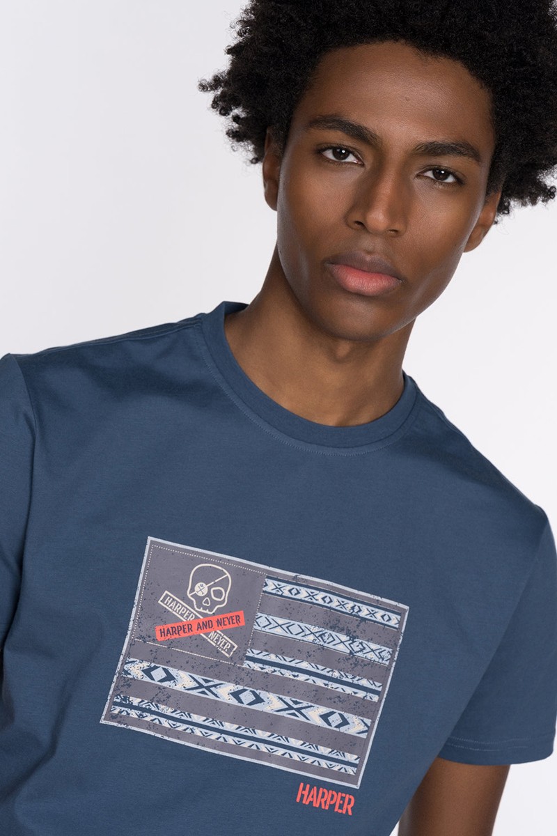 Camiseta Harper and Neyer USA Wash Blue : estampado en el pecho y tono azul lavado. Una prenda versátil con carácter urbano.  2