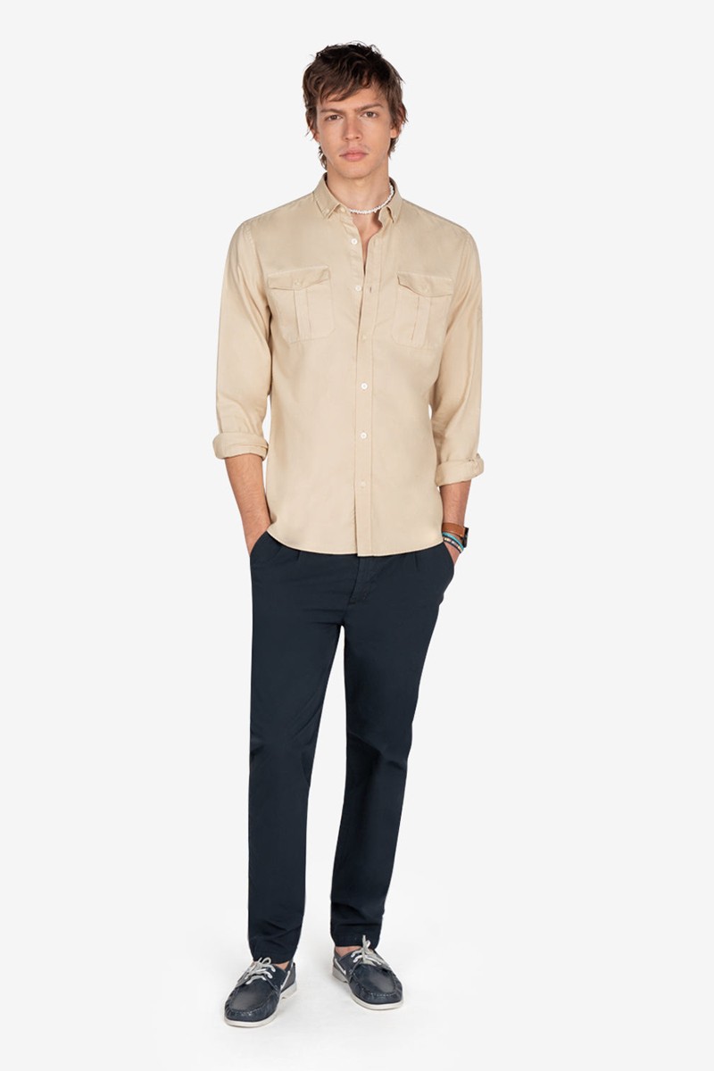 Camisa Harper and Neyer Tomcat Camel : diseño militar con bolsillos de solapa, tonos neutros y corte regular. Elegancia casual atemporal.  2