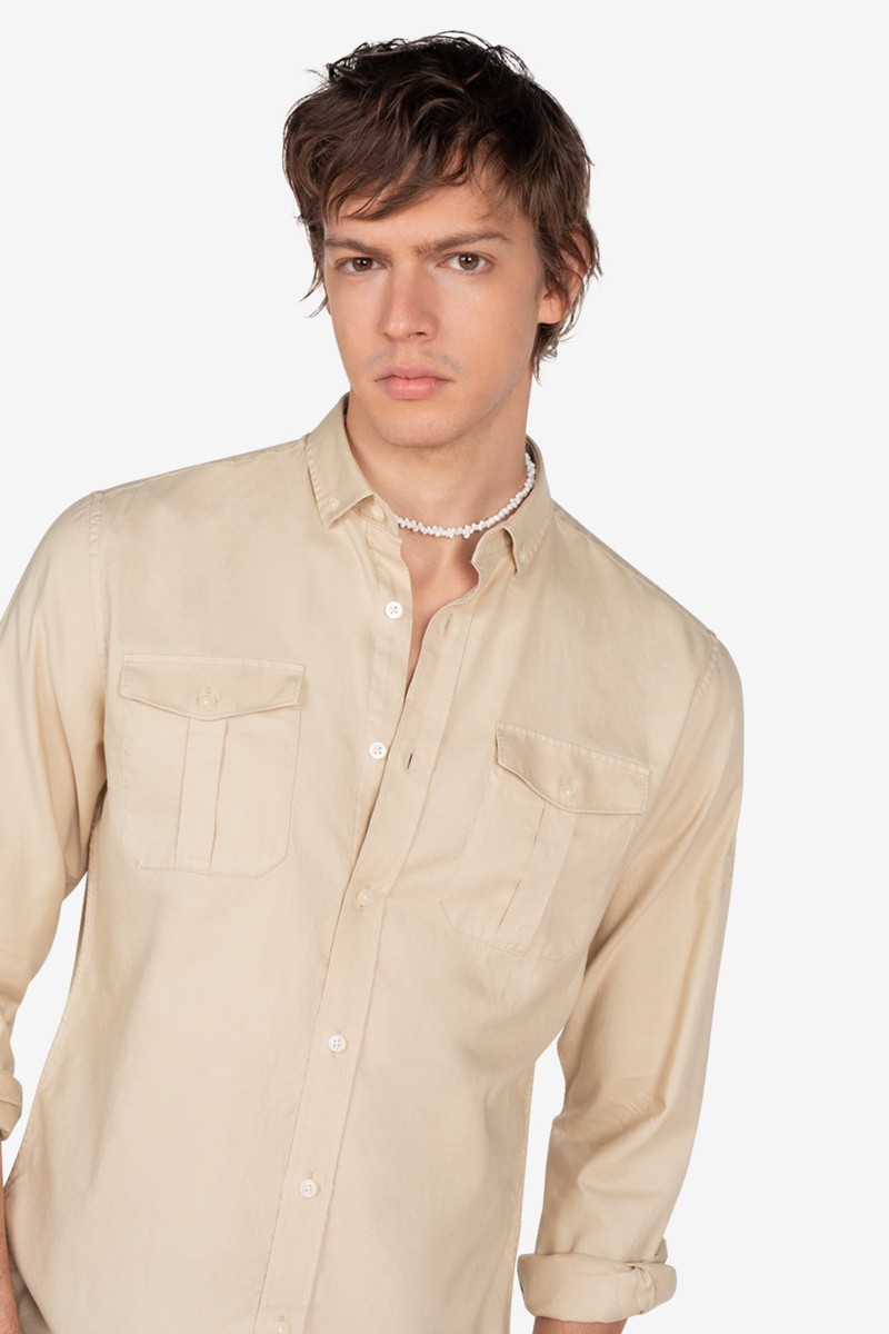   Camisa Harper and Neyer Tomcat Camel : diseño militar con bolsillos de solapa, tonos neutros y corte regular. Elegancia casual atemporal. 