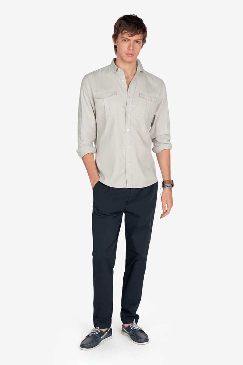   Camisa Harper and Neyer Tomcat Light Grey : diseño militar con bolsillos de solapa, tono gris claro y corte regular. Sofisticación informal. 