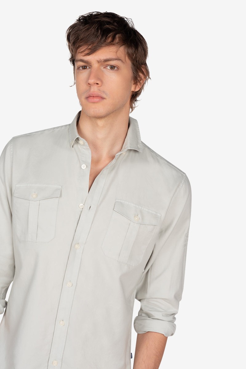 Camisa Harper and Neyer Tomcat Light Grey : diseño militar con bolsillos de solapa, tono gris claro y corte regular. Sofisticación informal.  2