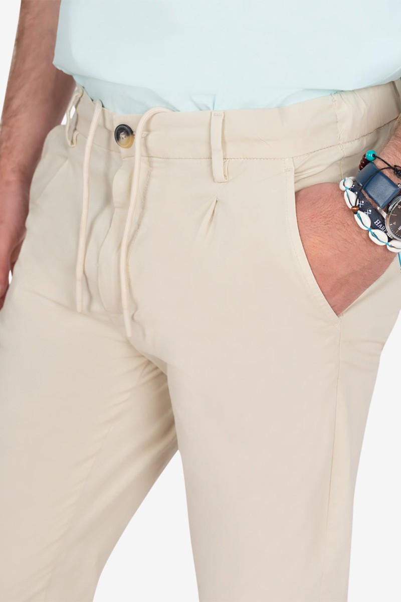   Pantalón Harper and Neyer Newark Raw : corte slim, algodón 100% y pinzas frontales. Estilo refinado para el día a día. 